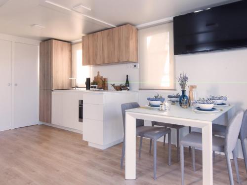 廚房, Marinavita - a floating house in 魯斯亞