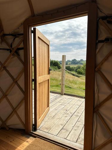 ทัศนียภาพ, Bracken Yurt at Walnut Farm Glamping in บีมินสเตอร์