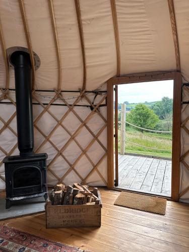ทัศนียภาพ, Bracken Yurt at Walnut Farm Glamping in บีมินสเตอร์
