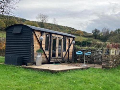 B&B Crickhowell - 1 Bed converted Railway Wagon near Crickhowell - Bed and Breakfast Crickhowell