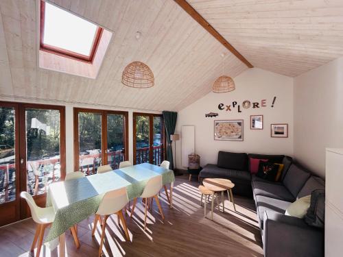 Vue imprenable sur la rivière. gîte à louer Ilhet