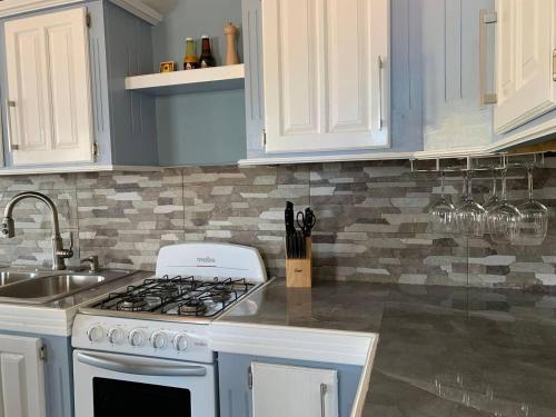 ห้องครัว, Story Villa 1 Bedroom with Ocean & Mountain View in เบลเวเดียร์