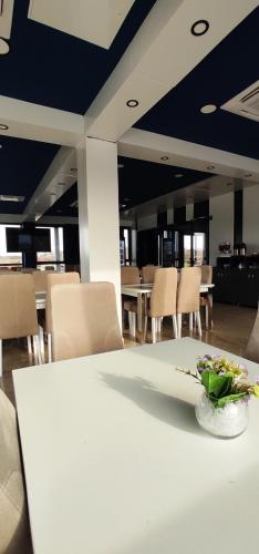 Ételek és italok, HOTEL LOBBY in Bihac