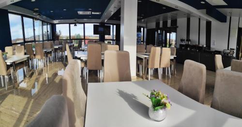 Ételek és italok, HOTEL LOBBY in Bihac