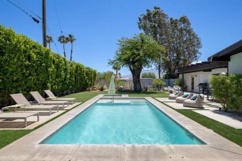 Hugh Kaptur - Lux Desert Retreat 4BR, Pool, Spa, Stunning Views in Palm Springs, USA