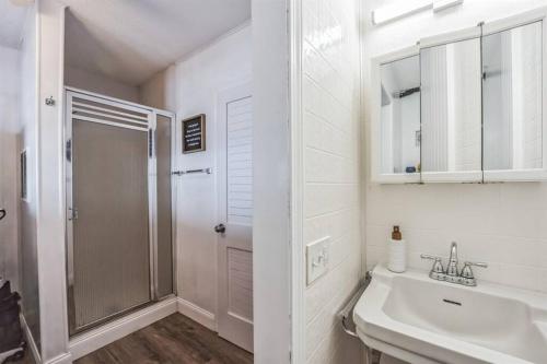 Sunrise Cove - Oceanfront Bliss Luxury Beach Retreat in East Haven, USA