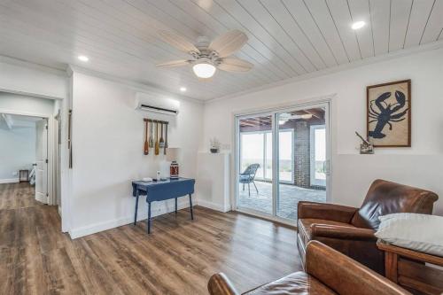 Sunrise Cove - Oceanfront Bliss Luxury Beach Retreat in East Haven, USA
