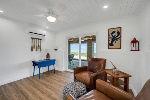 Sunrise Cove - Oceanfront Bliss Luxury Beach Retreat in East Haven, USA