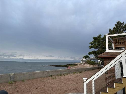 Sunrise Cove - Oceanfront Bliss Luxury Beach Retreat in East Haven, USA