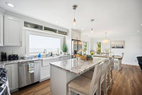 Sunrise Cove - Oceanfront Bliss Luxury Beach Retreat in East Haven, USA
