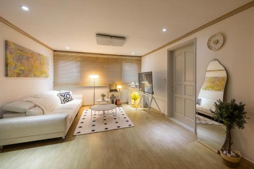 Free pick-up, 4 Beds, near Gangnam, Hongdae, Subway 8 mins, Spacious, Soul (fotografie 10)