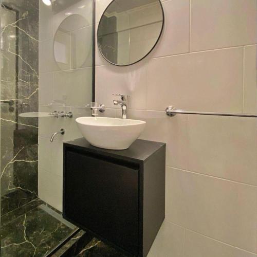 One-Bedroom Apartment image 5