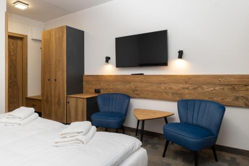 Double or Twin Room with Mountain View image 7