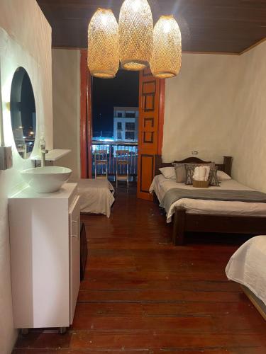 1 double bed, 2 twin beds