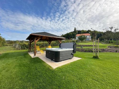 bubbelbad, Rábai Katalin Borászat és Vendégház (Rabai Katalin Boraszat es Vendeghaz) in Dunaszentmiklos