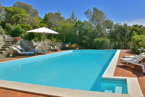 modern eingerichtete Villa mit Pool direkt am Meer