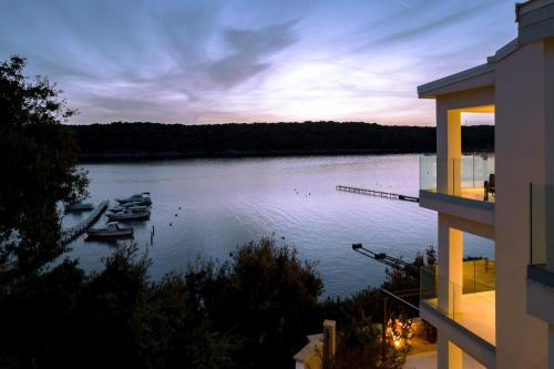 Villa Veronica mit Pool und Bootsliegeplatz direkt am Meer