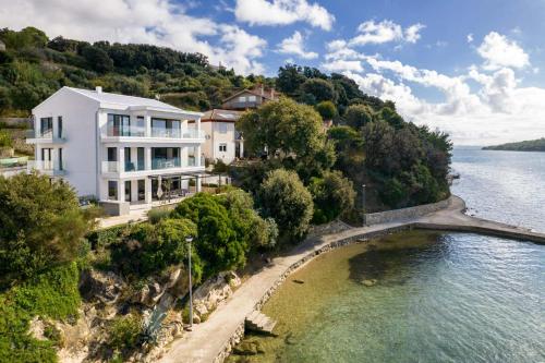 Villa Veronica mit Pool und Bootsliegeplatz direkt am Meer