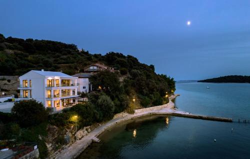 Villa Veronica mit Pool und Bootsliegeplatz direkt am Meer