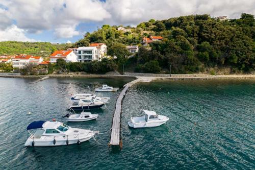 Villa Veronica mit Pool und Bootsliegeplatz direkt am Meer