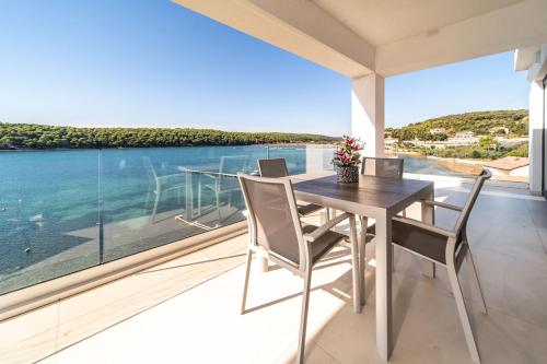 Villa Veronica mit Pool und Bootsliegeplatz direkt am Meer