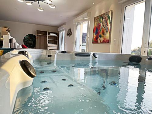 Pezsgőfürdő, 4AS Spa Paris in Verdelot