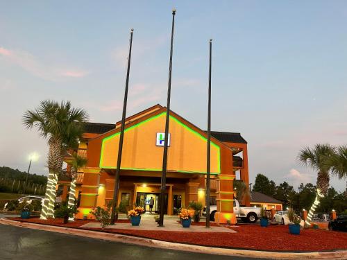 Home Town Inn & Suites - main image
