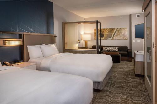 Suite with 2 Queen Trundle Beds