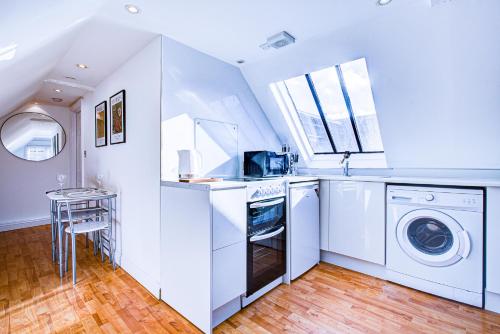 Spacious One Bedroom Apartment in The Heart Of Brentwood