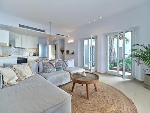 Private Luxury Scarlet beachfront villa, Molos, Paros in โมลอส