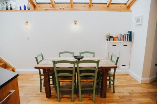 köök, 3 bedroom stunning house with garden and amazing sea views in Strete