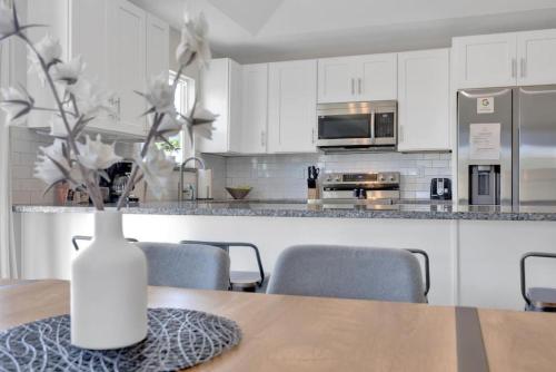 Butler Beach Bliss Modern Beach Vacation Home thumb 4