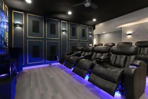 Luxury House Accommodating 36 Sleepers Cinema-Games Room & Much More in Davenport, USA