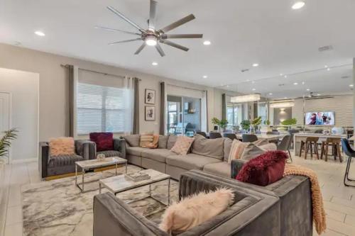 Luxury House Accommodating 36 Sleepers Cinema-Games Room & Much More in Davenport, USA