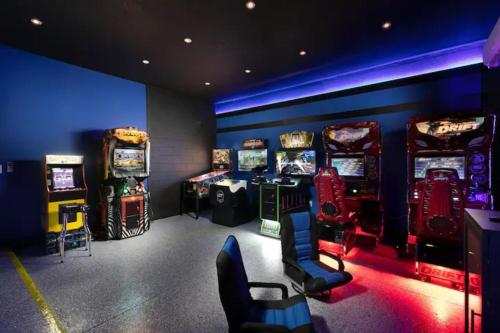 Luxury House Accommodating 36 Sleepers Cinema-Games Room & Much More in Davenport, USA