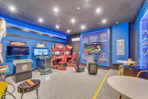 Luxury House Accommodating 36 Sleepers Cinema-Games Room & Much More in Davenport, USA