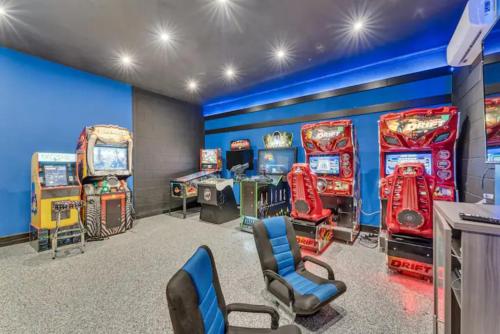 Luxury House Accommodating 36 Sleepers Cinema-Games Room & Much More in Davenport, USA