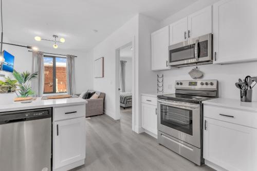 Luxe 1 BR apt EWR Prudential Center