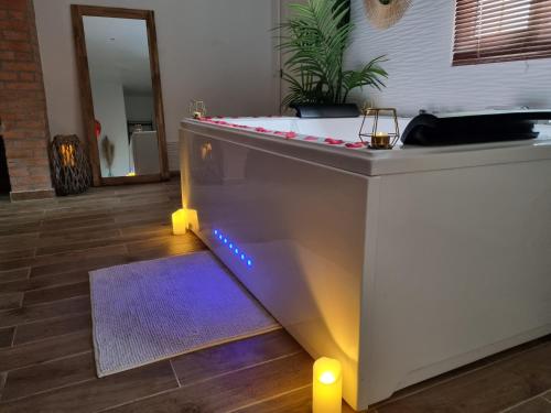 Pezsgőfürdő, Evasion Romantique suite de luxe jacuzzi jardin privé proche Paris (Evasion Romantique suite de luxe jacuzzi jardin prive proche Paris) in Saint-Prix (Ile-de-France)
