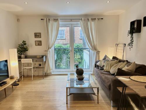 Kings Cross City Apartment  - image 11