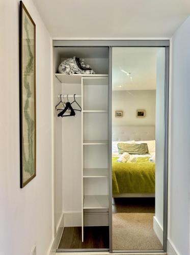 Kings Cross City Apartment  - image 10