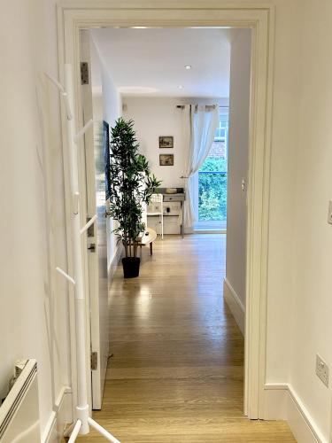 Kings Cross City Apartment  - image 4