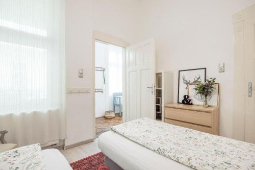 Charming and unique apartment with balcony by the Great Synagogue - main image