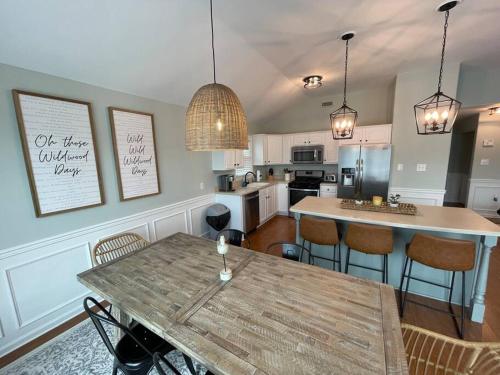 Fabulous 4BR only 1.5 blocks to the beach! in Wildwood, USA