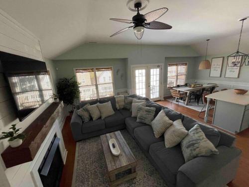 Fabulous 4BR only 1.5 blocks to the beach! in Wildwood, USA