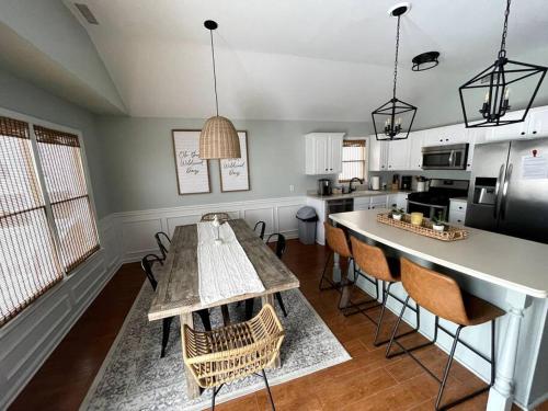 Fabulous 4BR only 1.5 blocks to the beach! in Wildwood, USA