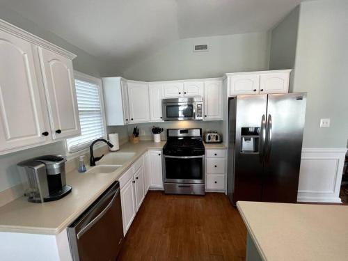 Fabulous 4BR only 1.5 blocks to the beach! in Wildwood, USA