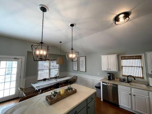 Fabulous 4BR only 1.5 blocks to the beach! in Wildwood, USA