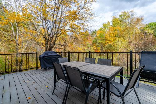 Iekārtas, lacbrome Chalet lake+Terrasse+BBQ+Hot-tub in Foster (QC)