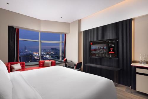 505644802 Radisson RED Hotel Zhuhai Gongbei Port